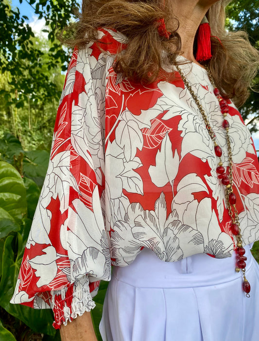 Blusón estampado blanco y rojo de corte amplio con puños ajustables