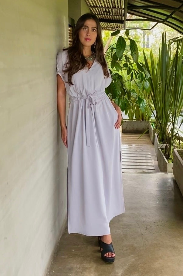 Vestido Brio gris con manga japonesa y cintura ajustable para día y noche