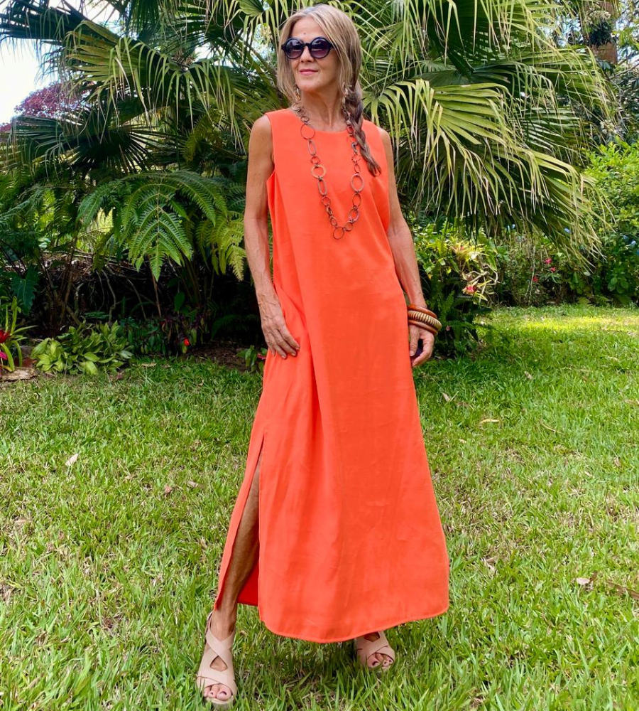 Mujer usando vestido naranja con ajuste trasero en dos estilos diferentes