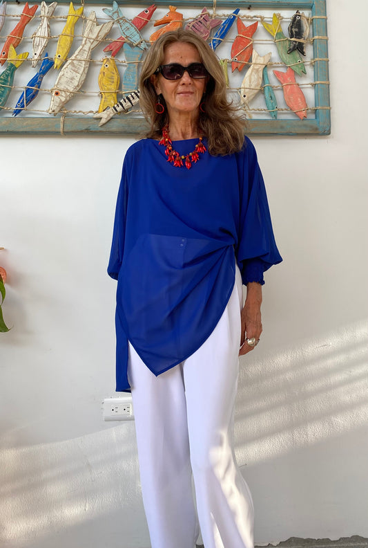 Mujer profesional usando blusón azul rey de corte amplio en oficina