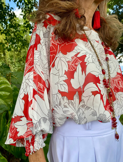 Blusón estampado blanco y rojo de corte amplio con puños ajustables