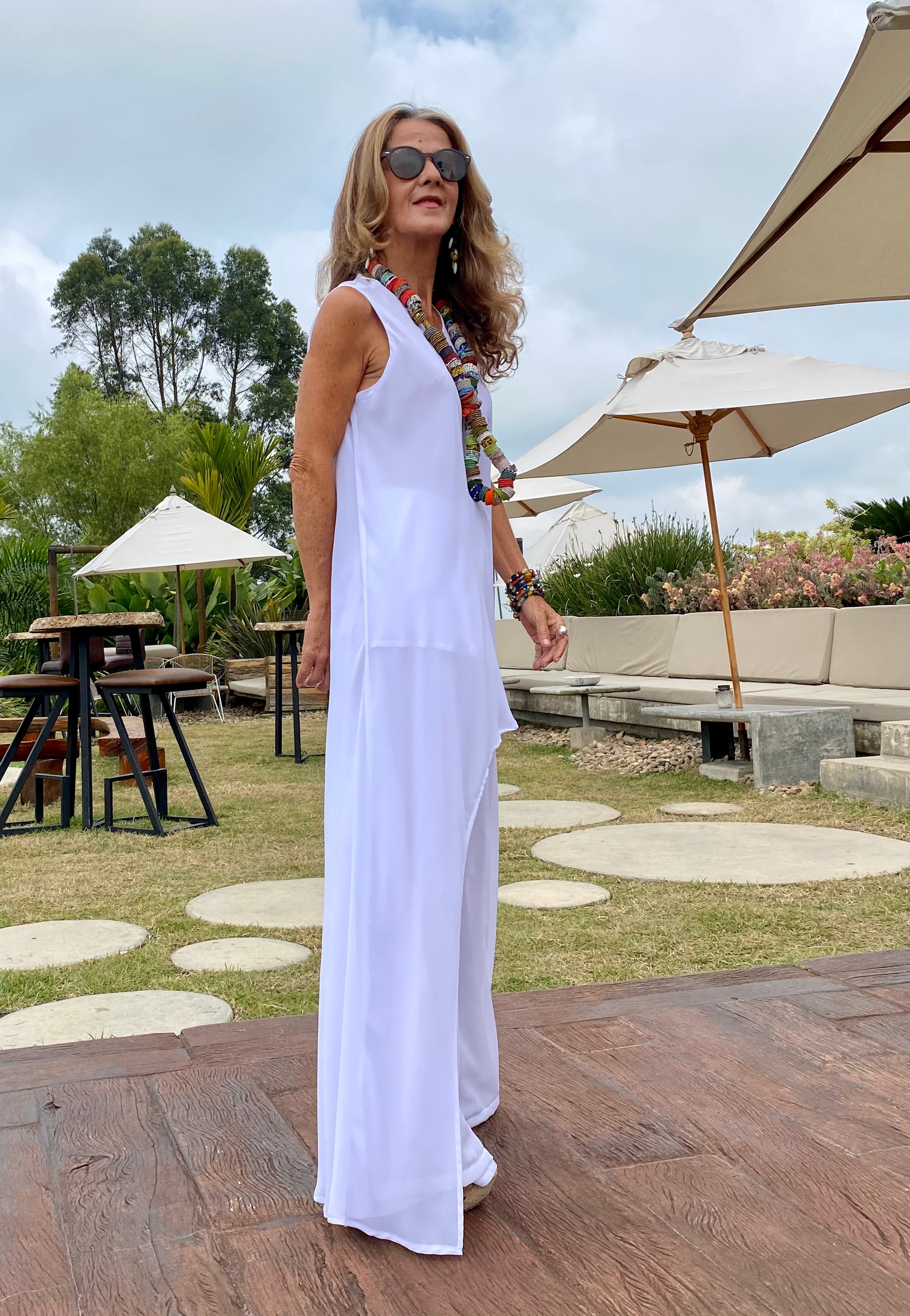 Conjunto Ilusión: blusón con cola larga y pantalón para eventos elegantes