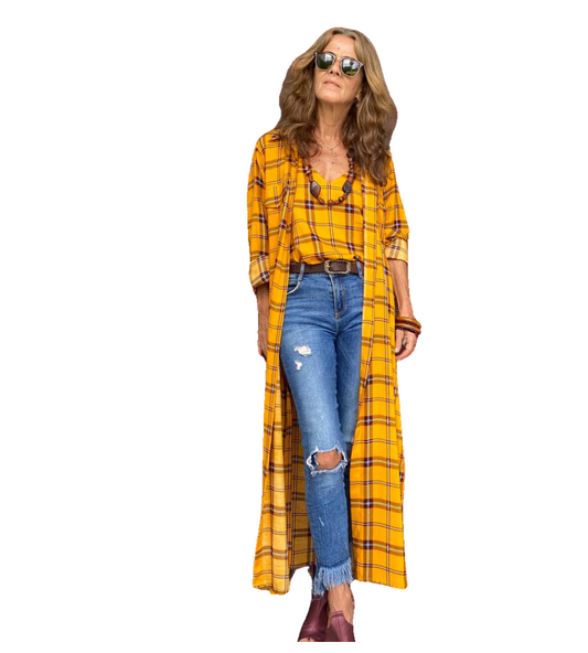 Mujer usando kimono mostaza de cuadros con vestido, jeans y shorts