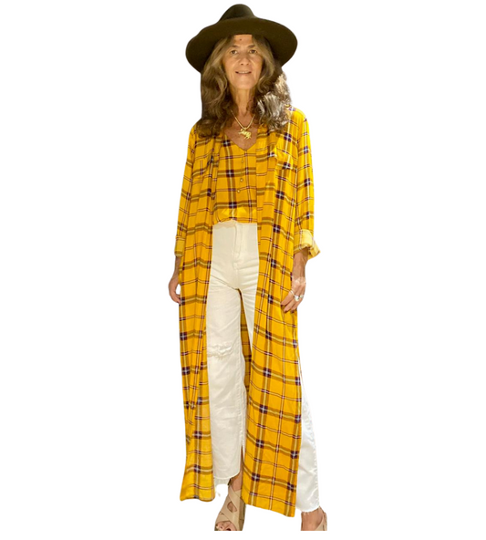 Mujer usando kimono mostaza de cuadros con vestido, jeans y shorts