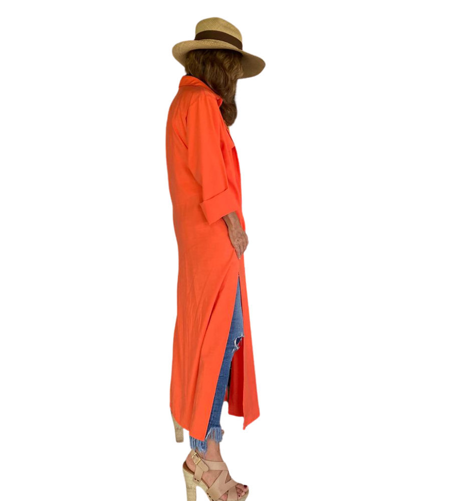 Mujer usando kimono naranja con vestido, jeans y shorts para diferentes ocasiones