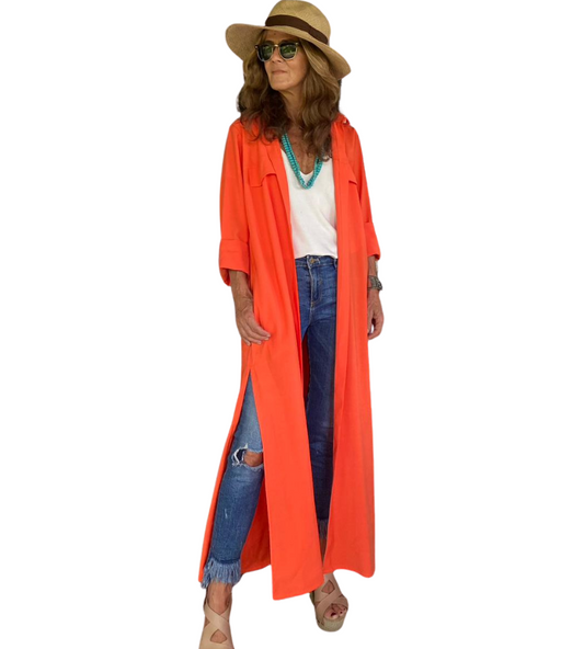 Mujer usando kimono naranja con vestido, jeans y shorts para diferentes ocasiones