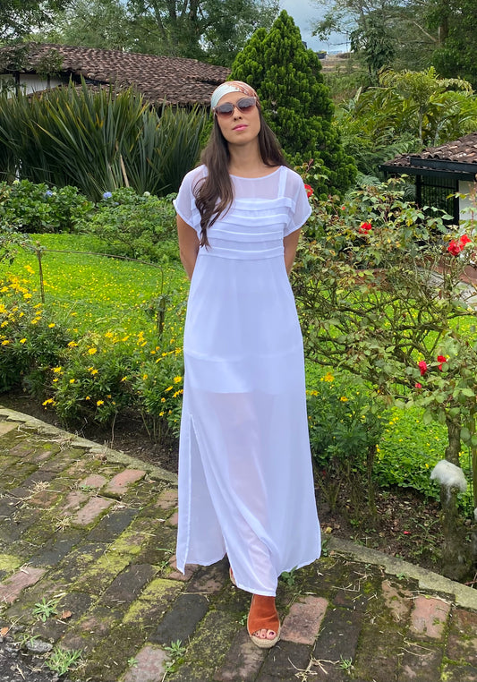 Mujer usando vestido blanco con aforzas y cinturón ajustable en evento
