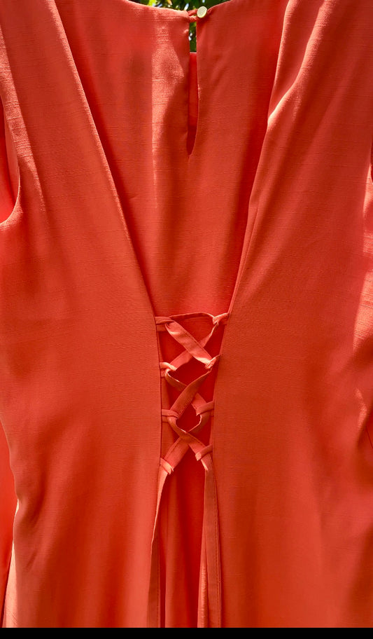 Mujer usando vestido naranja con ajuste trasero en dos estilos diferentes
