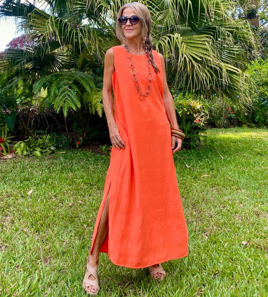 Mujer usando vestido naranja con ajuste trasero en dos estilos diferentes