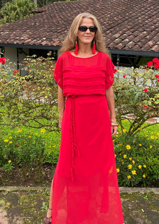 Mujer usando vestido rojo con aforzas y cinturón ajustable para día o noche