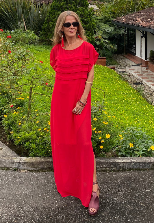 Mujer usando vestido rojo con aforzas y cinturón ajustable para día o noche